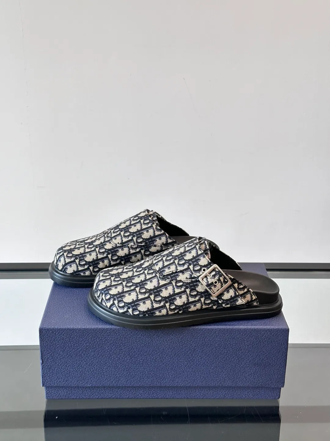 Men's Men's Shoes 💰360 [New Style] 🏃‍♂️🏃‍♂️Dior-Dior's new mules are new. I think the toe-toe mules are really cool for boys. They are Dior's most classic oblique print and are fashionable and comfortable. These Dior Aqua mules combine modern style and classic design. Beige and black Oblique printed fabric upper with adjustable straps and a metal-clad copper alloy Dior buckle for added style. Paired with black leather, rubber and EVA notch soles, they can be easily paired with a variety of casual outfits. size: 38-45 (38.45 customized)